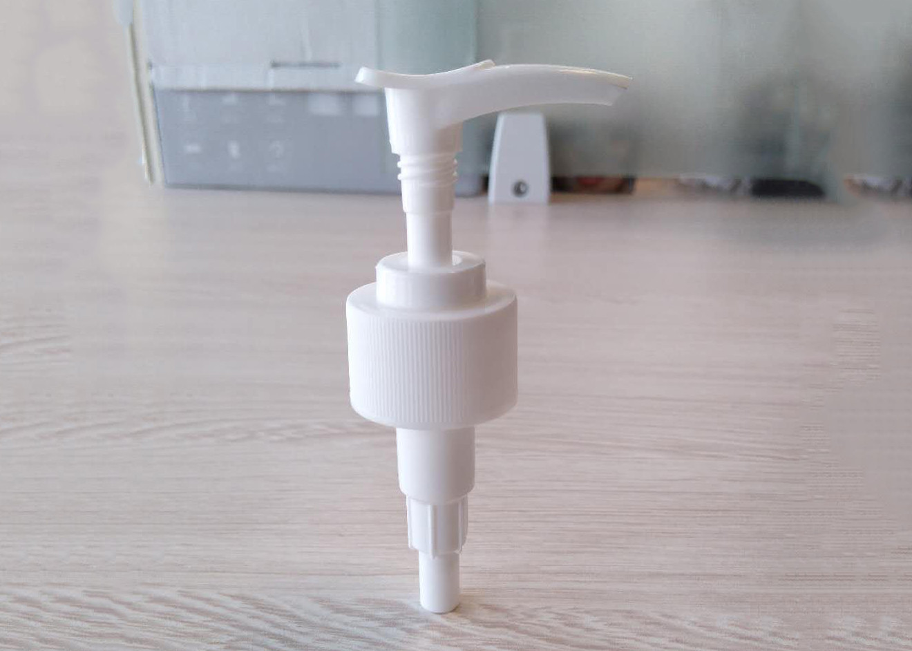Up - Down ribbed Plastic 24mm Screw Lotion Pump